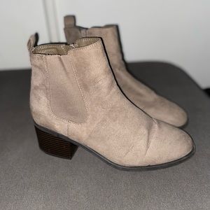 Taupe women’s gap Chelsea boots  size 9